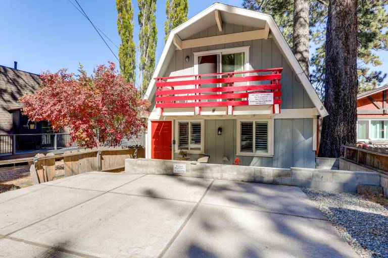 1 Mi to Big Bear Mtn! Pet-Friendly, Walkable Cabin — photo 4