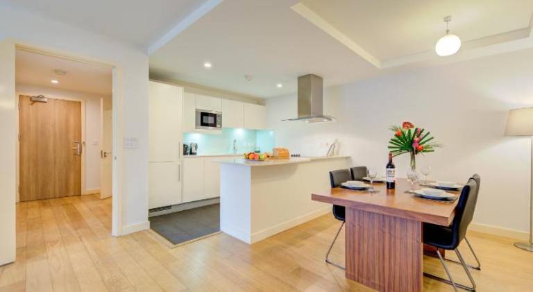 Pleasant apartment with patio | Close to Bristol Cathedral | Pets allowed — photo 3