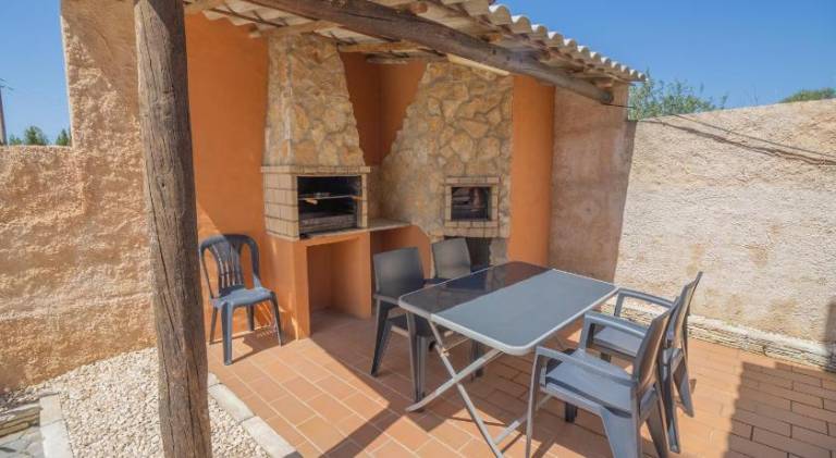 Lovely vacation home with patio, yard & private pool | Pets are welcome — photo 4