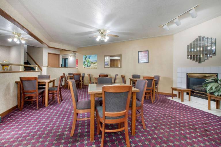Econo Lodge Oacoma - Chamberlain West — photo 5