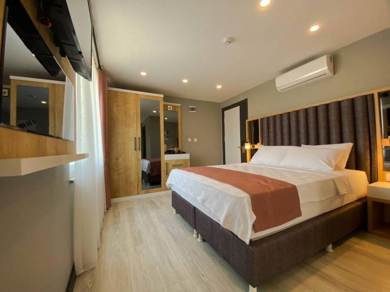 L opera Deluxe Hotel — photo 2