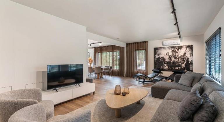 Villa with 5 rooms for 12 persons — photo 2