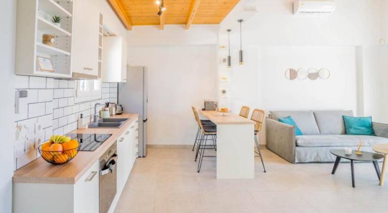 Villa with terrace, yard & private pool | Pet-friendly — photo 5