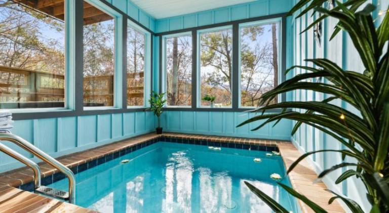Chalet with pool & hot tub — photo 2