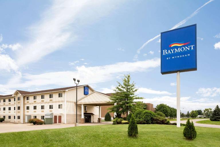 Travelodge by Wyndham Clinton Valley West Court in Clinton, IA