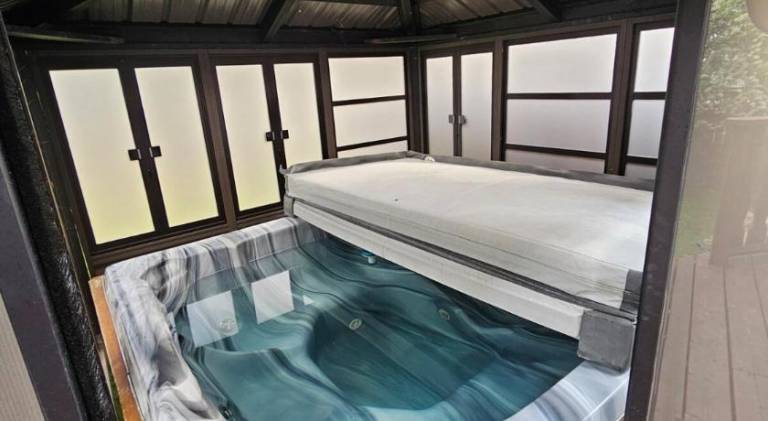Vacation home with jacuzzi in Calgary, AB