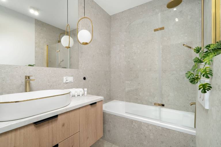 Jasielska 11 Pozna Beige and Green Apartment with Parking and Bathtub — photo 3