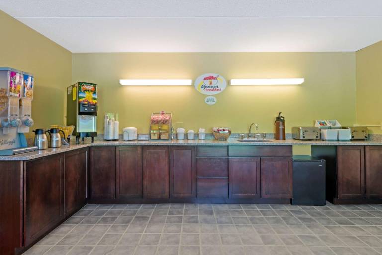 Super 8 By Wyndham White River Junction — photo 5