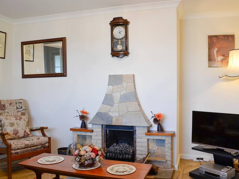 Cottage with garden — photo 3