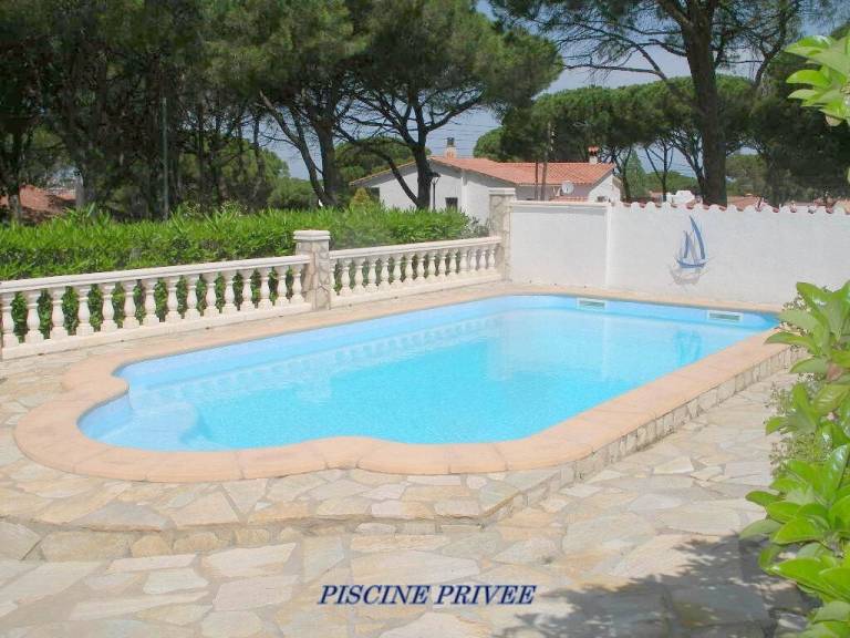 Villa with BBQ, terrace & yard | Pool view — photo 3