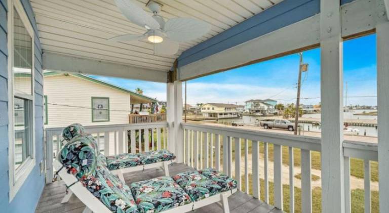 Classic beach house with perfect location, deck and fire pit — photo 4
