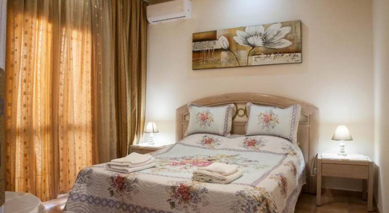 Rental apartment with patio in Chania