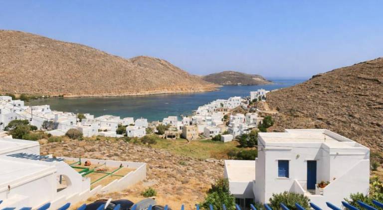 Serviced apartment with patio in Tinos