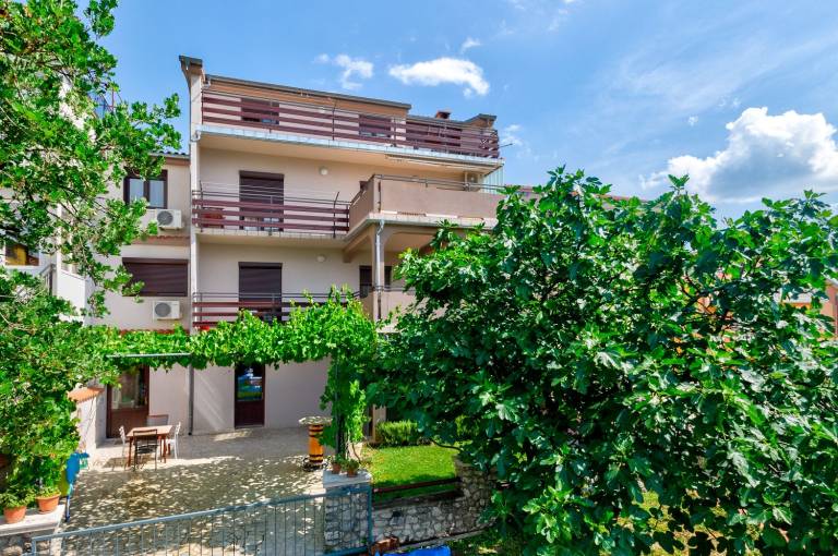 Beautiful rental apartment with grill, terrace & yard | Perfect for remote work | Pets are welcome — photo 3