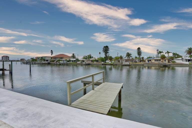 Parrots Cove — photo 3