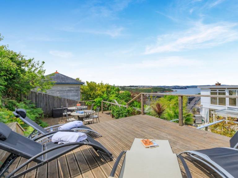 Cottage with BBQ & yard | Water view in Paignton