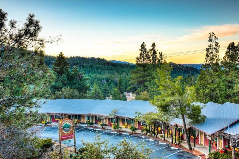 IDYLLWILD BUNKHOUSE BED AND BREAKFAST in Idyllwild, CA