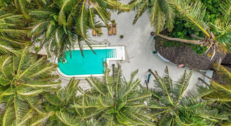 Charming serviced apartment with pool, patio & yard | Close to the beach | Pets are welcome — photo 5