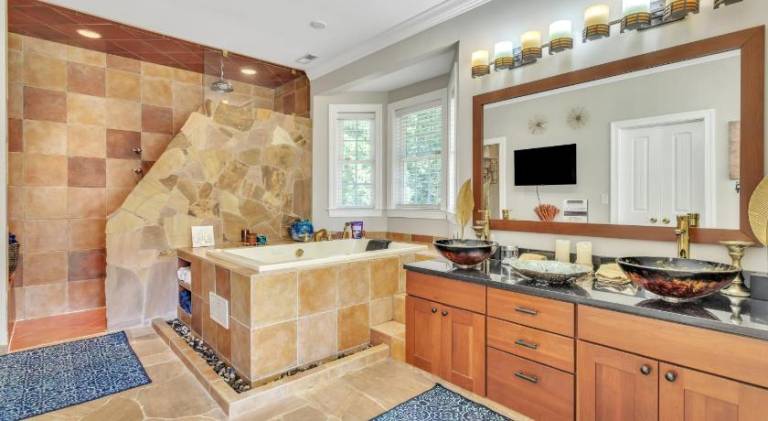 Vacation home with pool & jacuzzi — photo 2