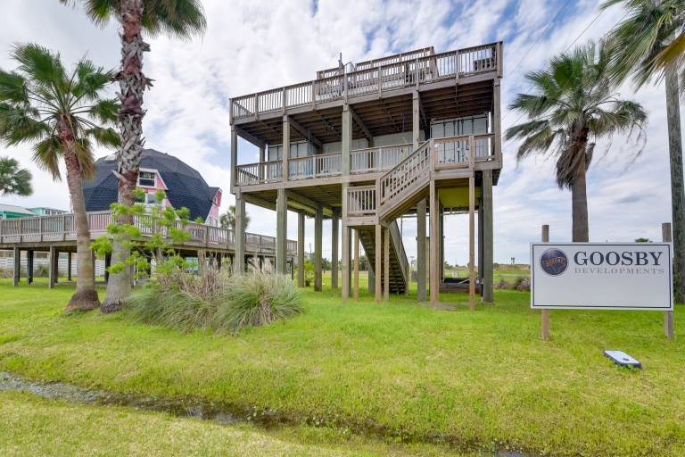 Rooftop Deck & Views! Pet-Friendly Galveston Home — photo 2
