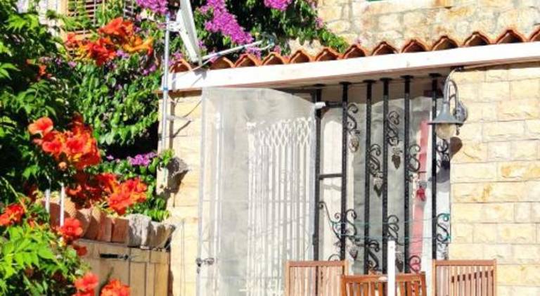 Rental apartment with garden & patio | Pets are welcome in Jelsa