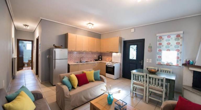 Beautiful vacation home with patio & garden | Pet-friendly — photo 2