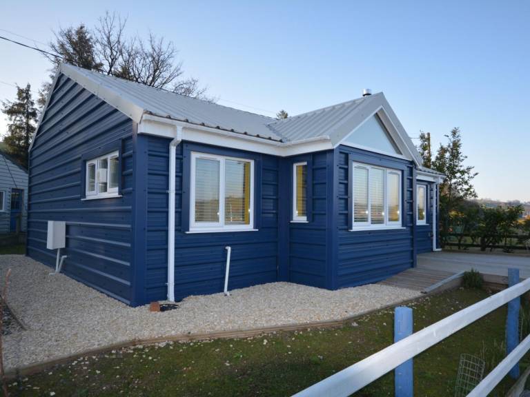 Lodge | Water view in Carmarthen