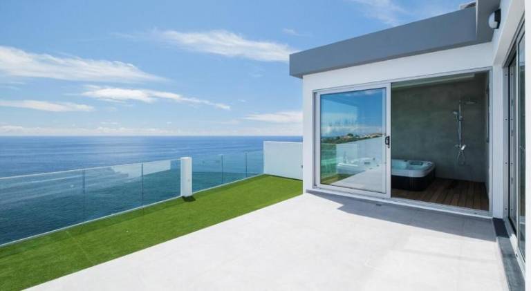 House with yard, jacuzzi & patio | Good for workation — photo 4