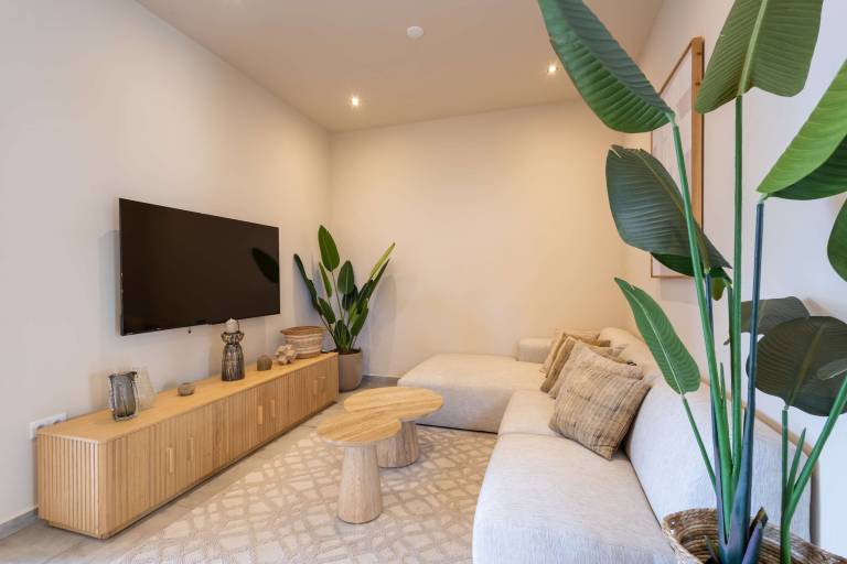 Chic 3BR Apartment &bull; Mambo Beach Area Stay