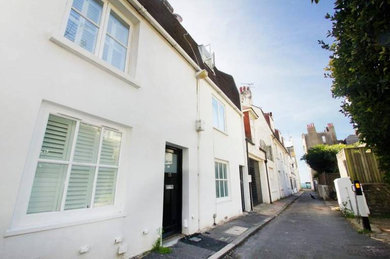 Vacation home with terrace | Close to Brighton Palace Pier | Good for workation — photo 4