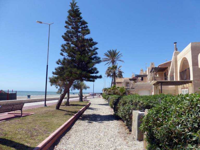 Apartment with patio, garden & pool in Roquetas de Mar