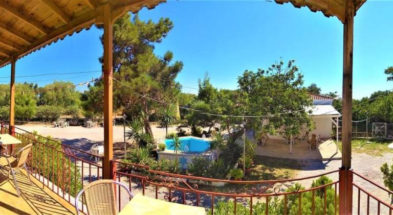 Apartment with patio, garden & barbeque — photo 4