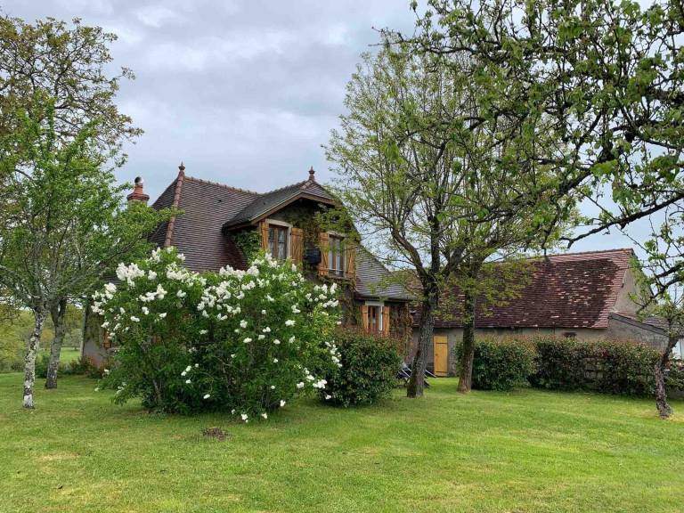 Cottage with BBQ & yard in Moulins
