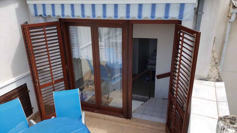 Holiday apartment with patio & yard — photo 3