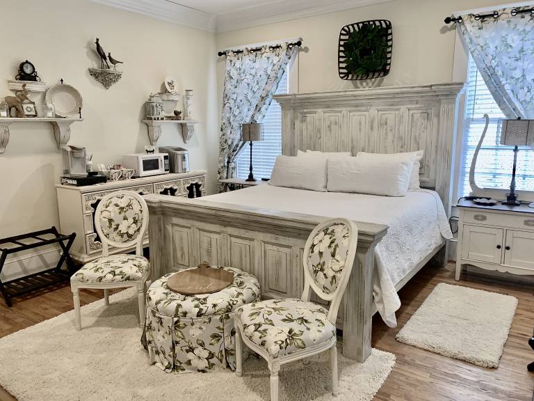 Magnolia Family Suite - Bama Bed and Breakfast in Tuscaloosa, AL