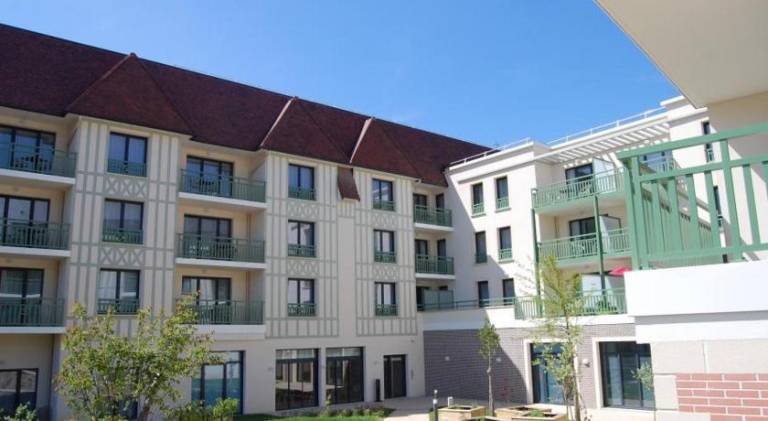 Serviced apartment with garden, pool & patio — photo 4