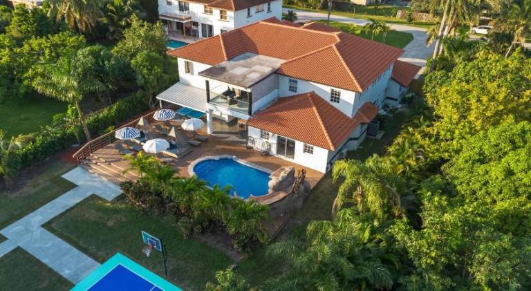Charming villa with pool | Pets allowed in Plantation, FL