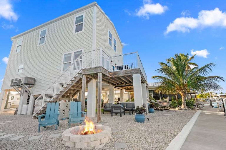 Family-friendly vacation home with yard, barbeque & fast internet | Water view | Next to the beach | Pet-friendly in Marathon, FL