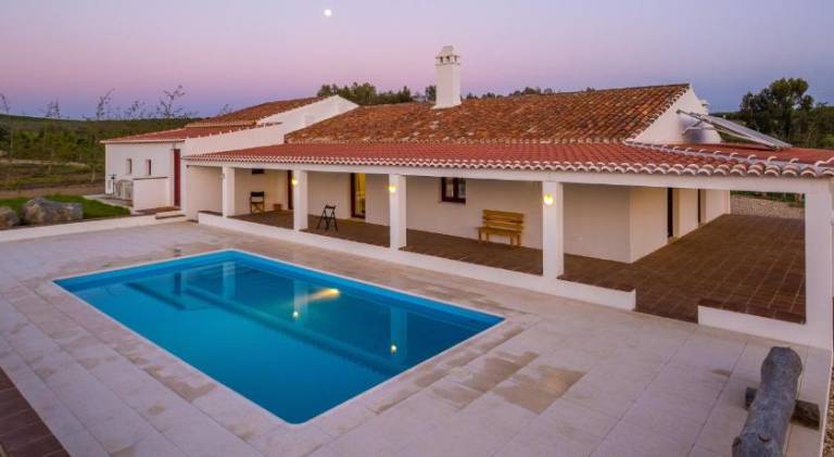 House with yard, pool & patio in Beja