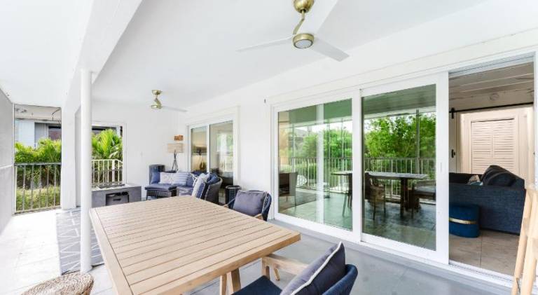 Apartment with pool — photo 4