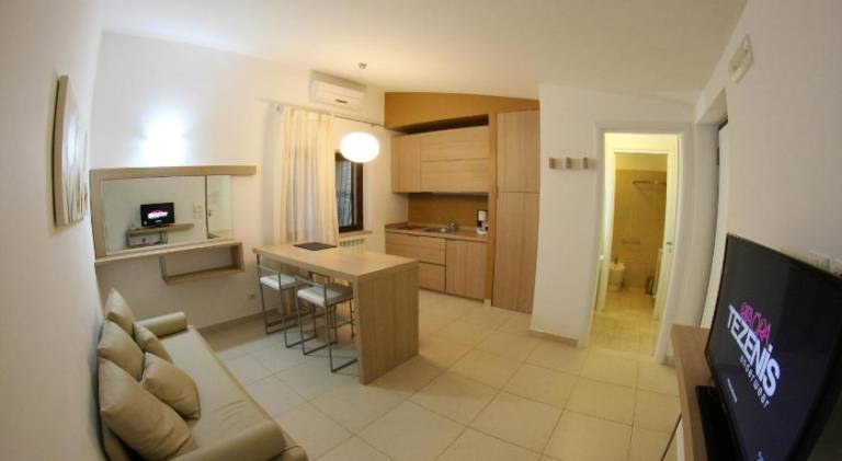 Beautiful serviced apartment with terrace, pool & garden | Pets allowed — photo 2