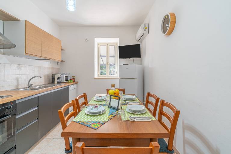 Apartment 'Casa Gardenia Seafront for 6' with Sea View, Wi-Fi and Air Conditioning — photo 3