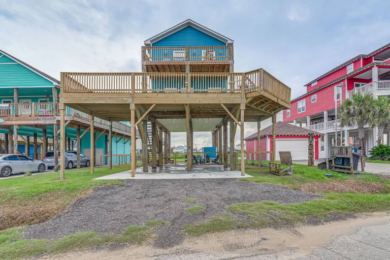 Walk to Gulf: Ocean-View Home in Crystal Beach! — photo 3