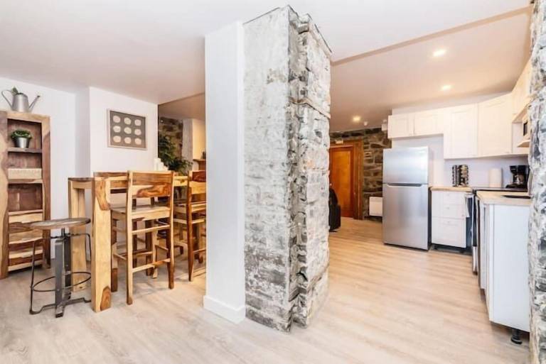 Modern Meets Rustic - 2 Bdrm Old Quebec — photo 3