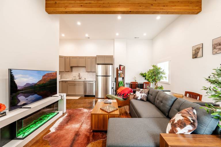 Family-friendly pleasant rental apartment with pool & fast internet | Pet-friendly — photo 2