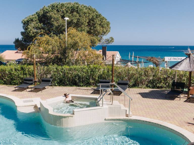 Apartment with heated pool, patio & garden | Sea view — photo 3