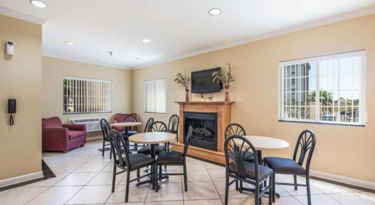 Bryant Inn And Suites — photo 3