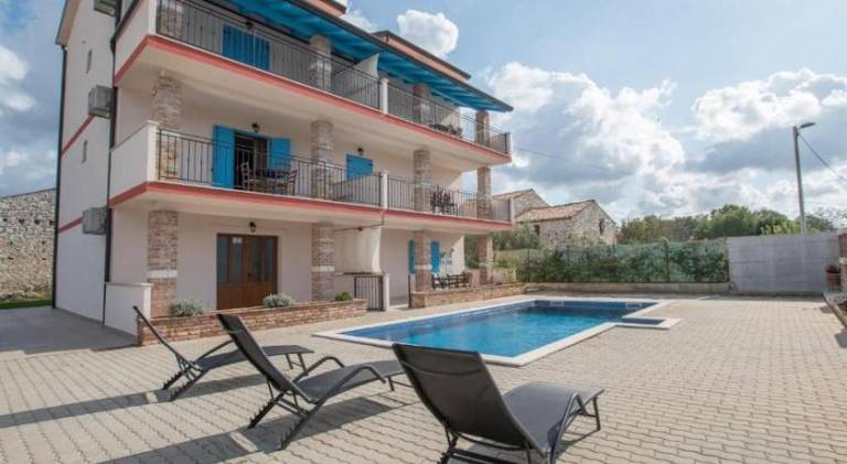 Apartment with pool in Umag