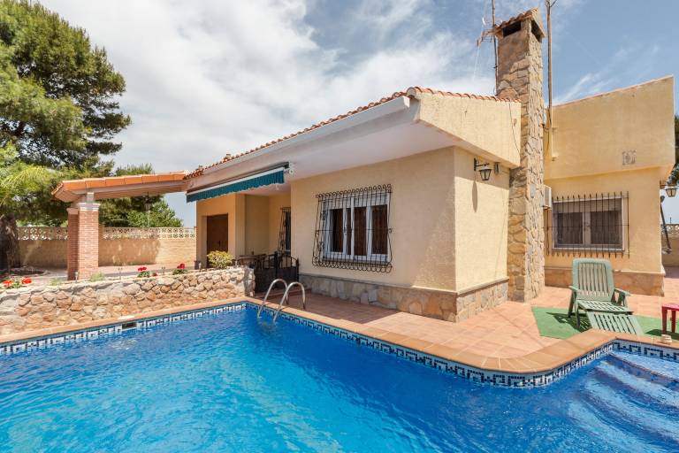 Family-oriented nice villa with patio, private pool & barbeque | Mountain view | Beach nearby | Good for workation | Dogs allowed in Cartagena