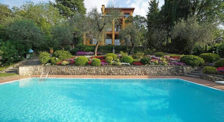 Villa with pool in Gardone Riviera